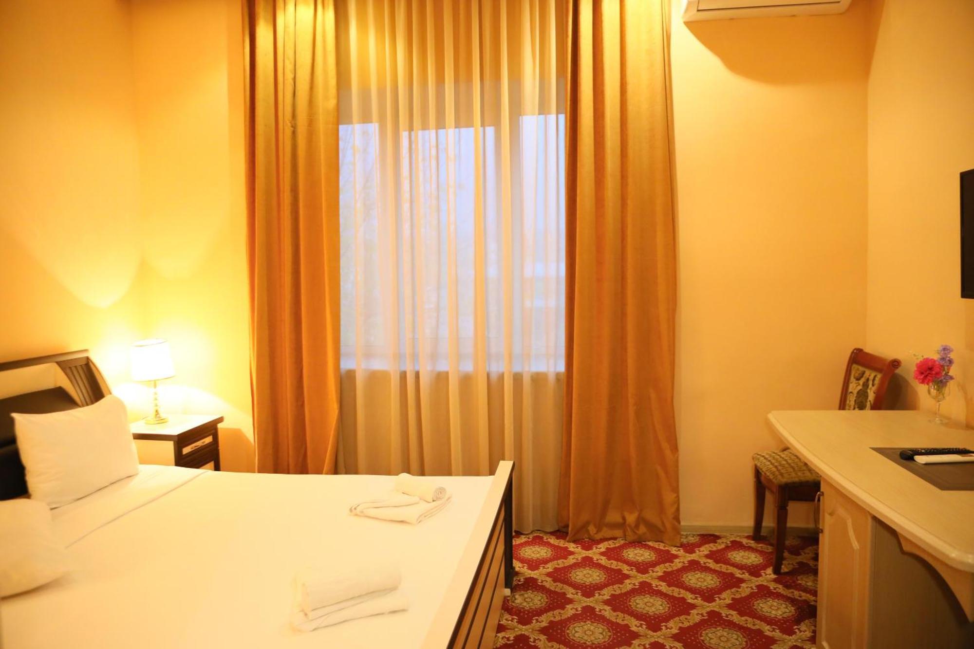 Elko Hotel Ереван Екстериор снимка
