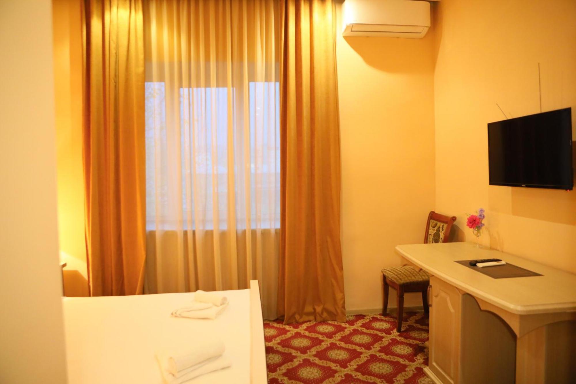 Elko Hotel Ереван Екстериор снимка