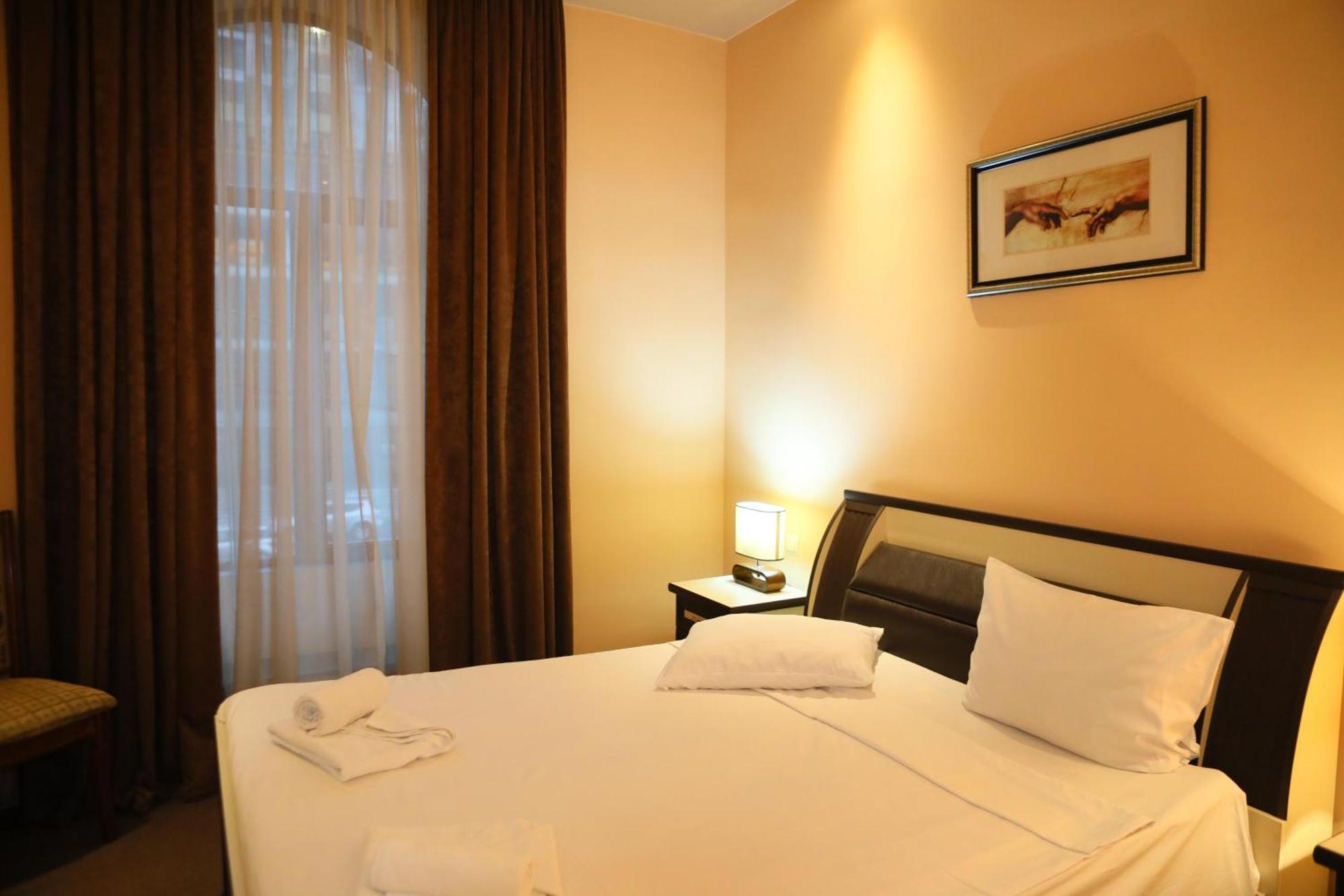 Elko Hotel Ереван Екстериор снимка