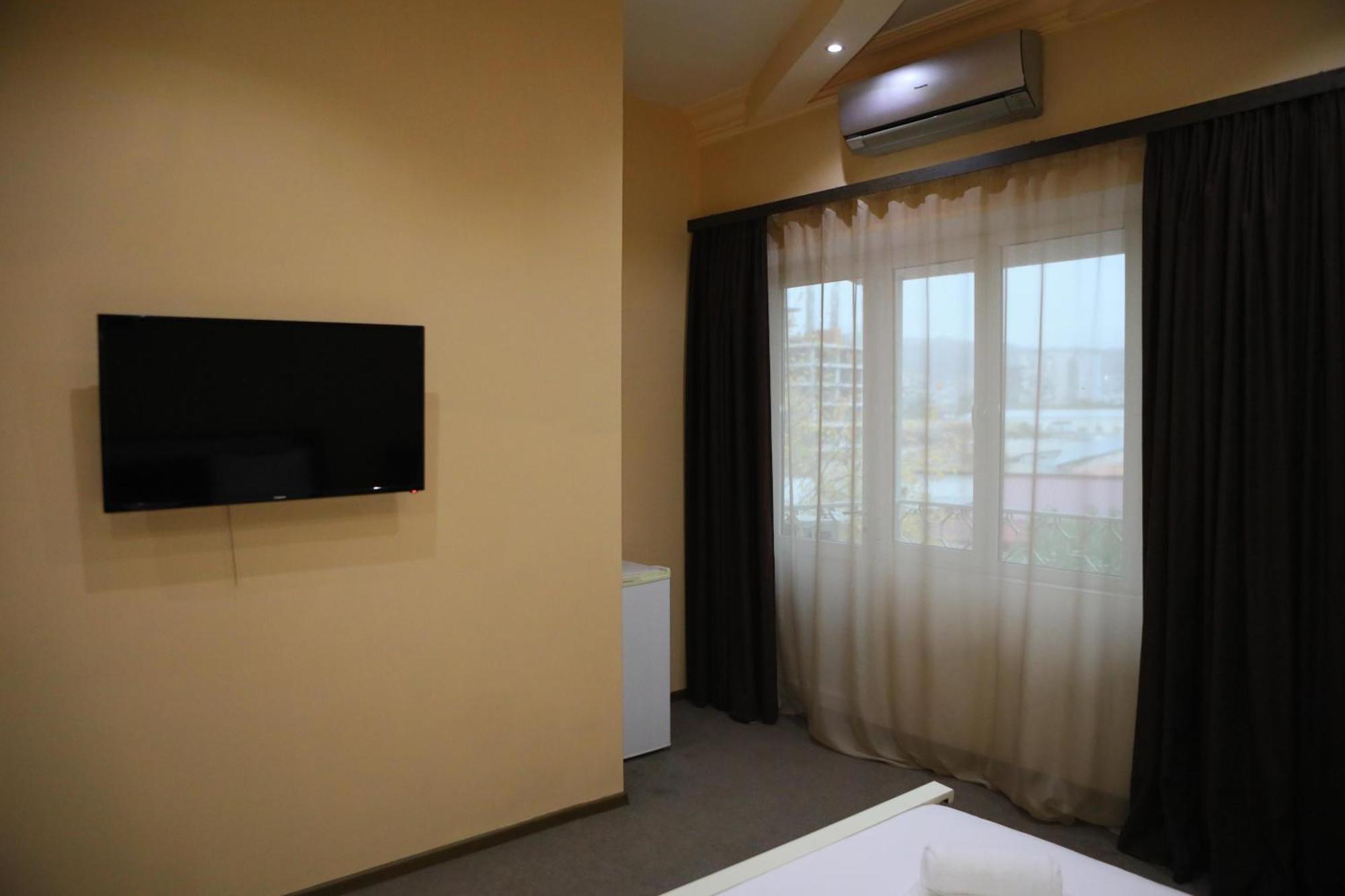 Elko Hotel Ереван Екстериор снимка